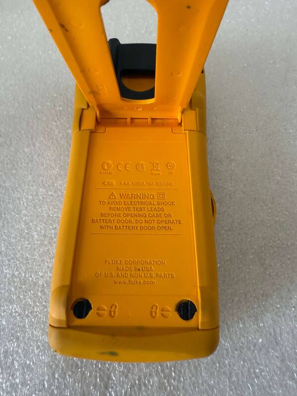 FLUKE 724 TEMPERATURE CALIBRATOR - 5