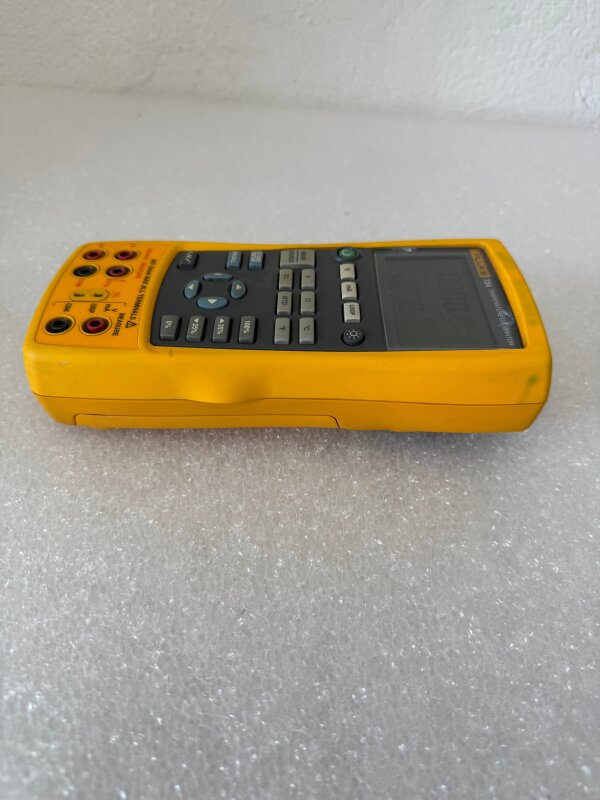 FLUKE 724 TEMPERATURE CALIBRATOR - 3