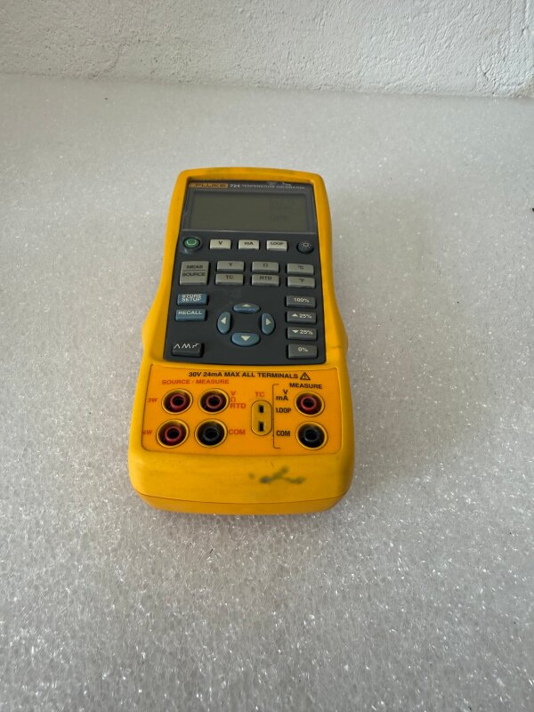 FLUKE 724 TEMPERATURE CALIBRATOR - 2
