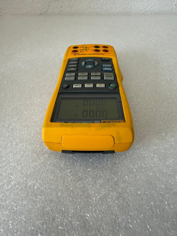 FLUKE 724 TEMPERATURE CALIBRATOR - 4